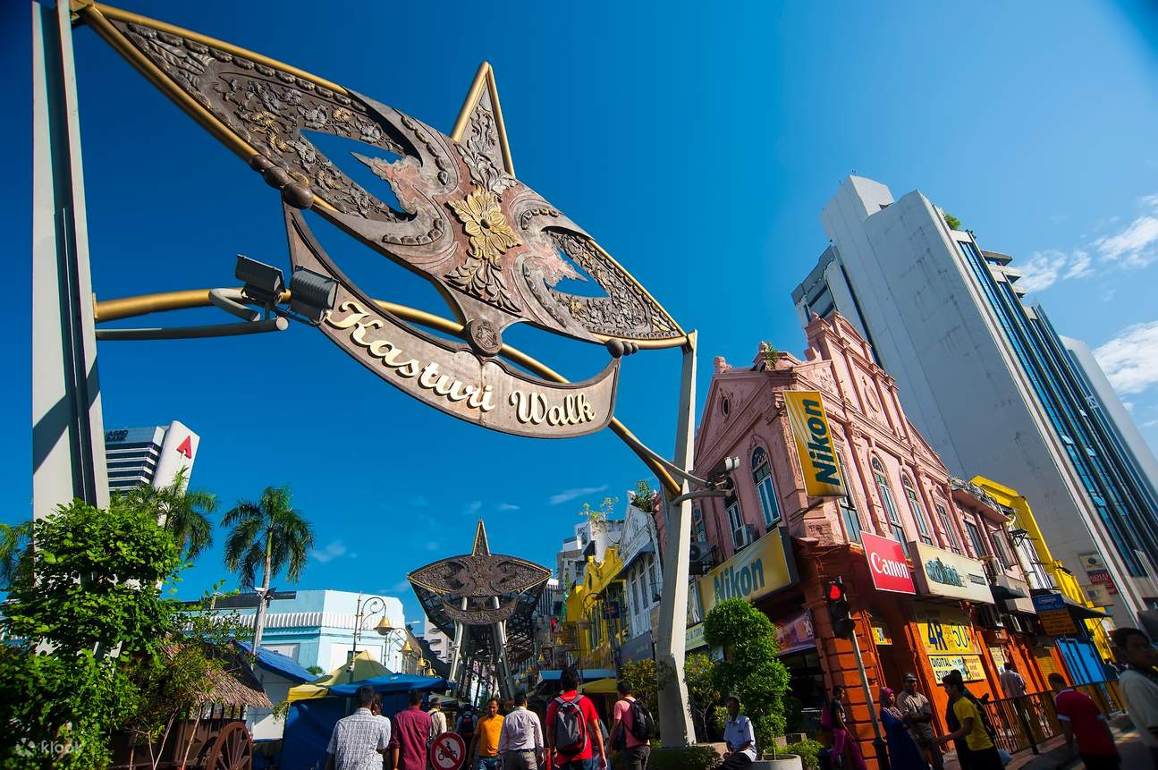 Kuala Lumpur Car Rental with Driver to Petronas Twin Tower and more 