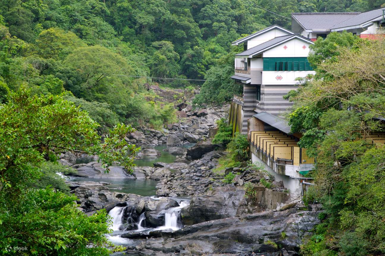 新北乌来名汤温泉会馆汤屋・大众池泡汤券(现场排队) - Klook客路