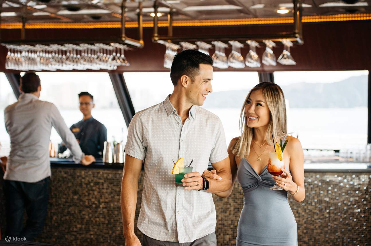 サンセットクルーズ ワイキキ - カクテルを楽しむカップル