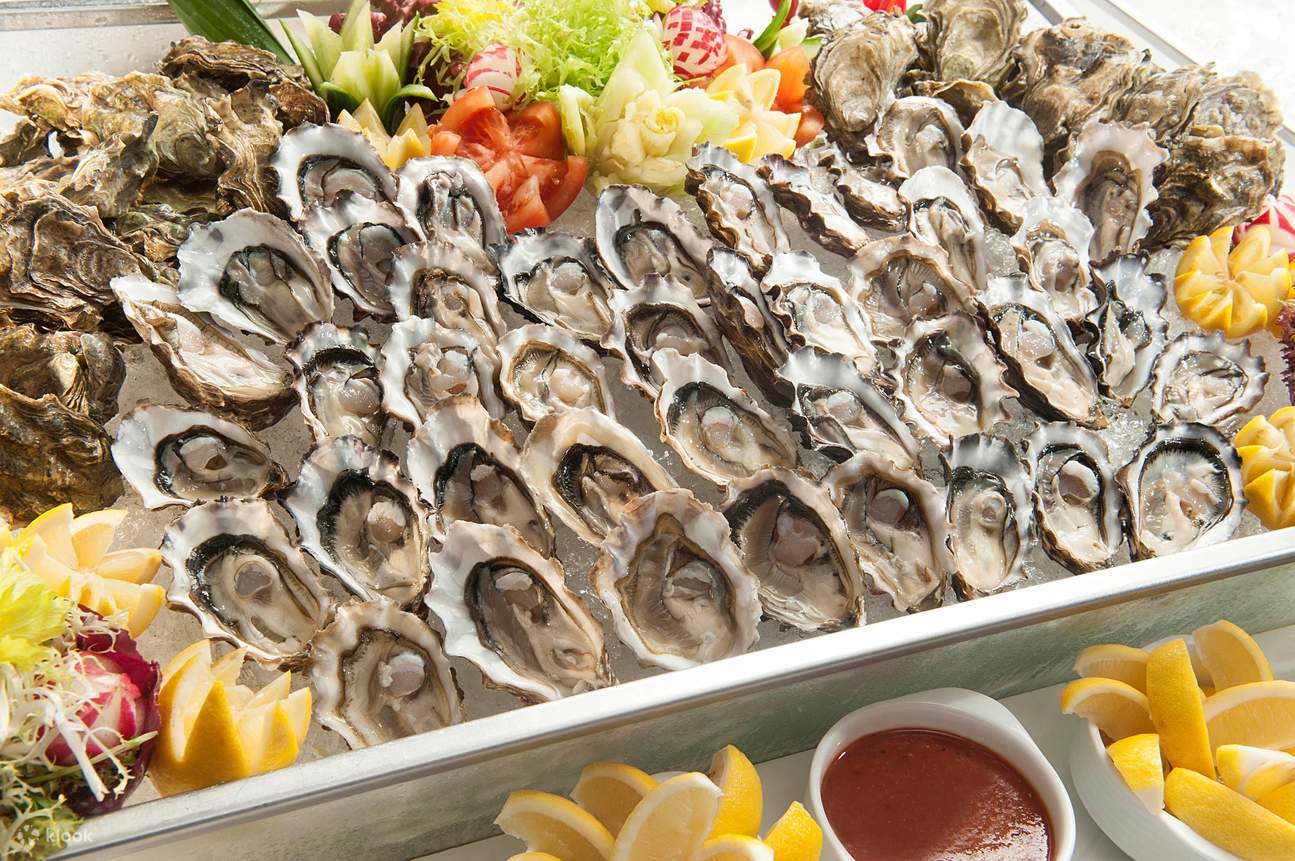 Свежие устрицы, открытые непосредственно перед подачей