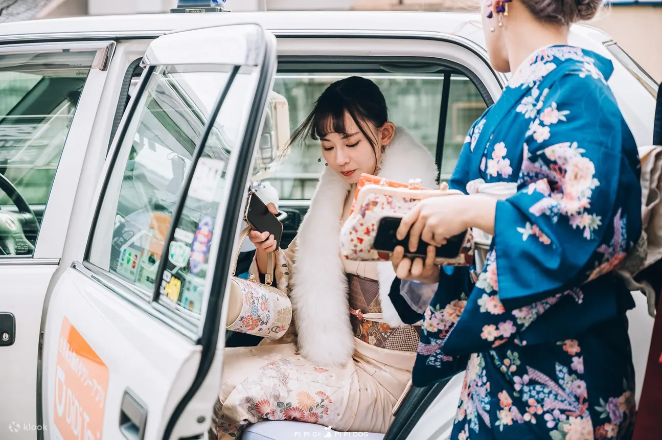 穿着和服的女性从出租车上下车