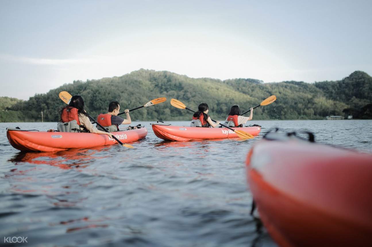 Chill by Waduk Sermo Lake Private Tour