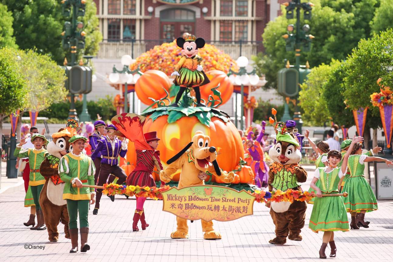 “Mickey’s Halloween Time Street Party!”, - Mickey and Friends appear atop giant jack-o’-lanterns, elevating the party to new heights together
with Duffy and Friends!