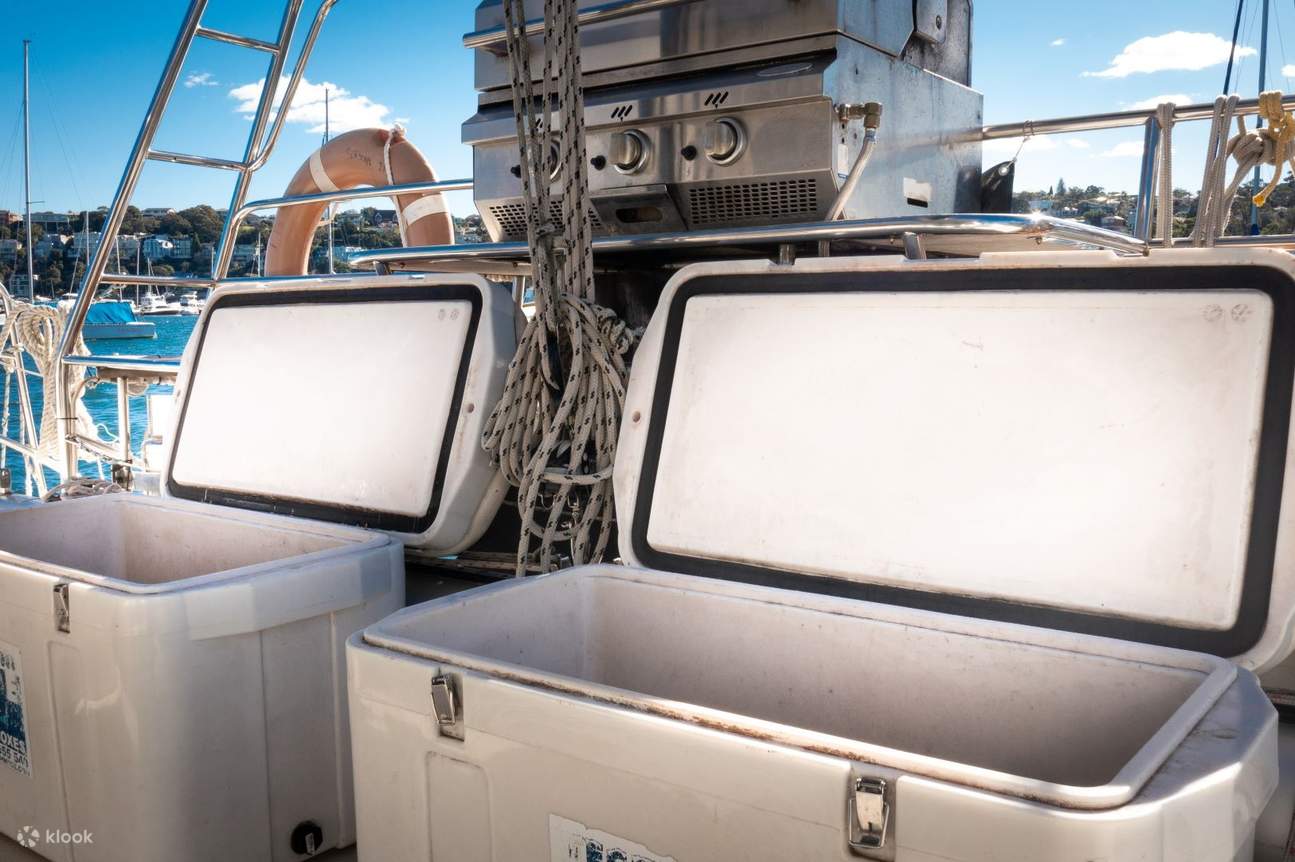 เรือคาตามารันติดตั้งกล่องน้ำแข็งขนาดใหญ่