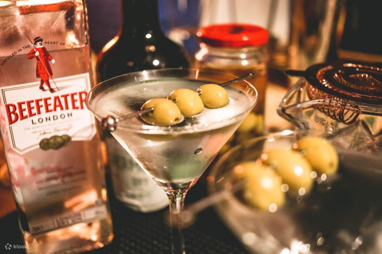 Cocktail Mixing di The Nomad's Tent