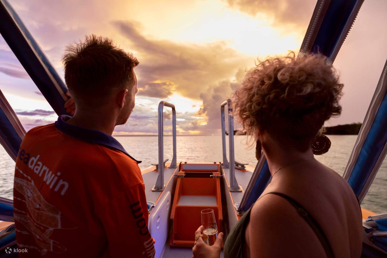 Ein Paar beobachtet den Sonnenuntergang