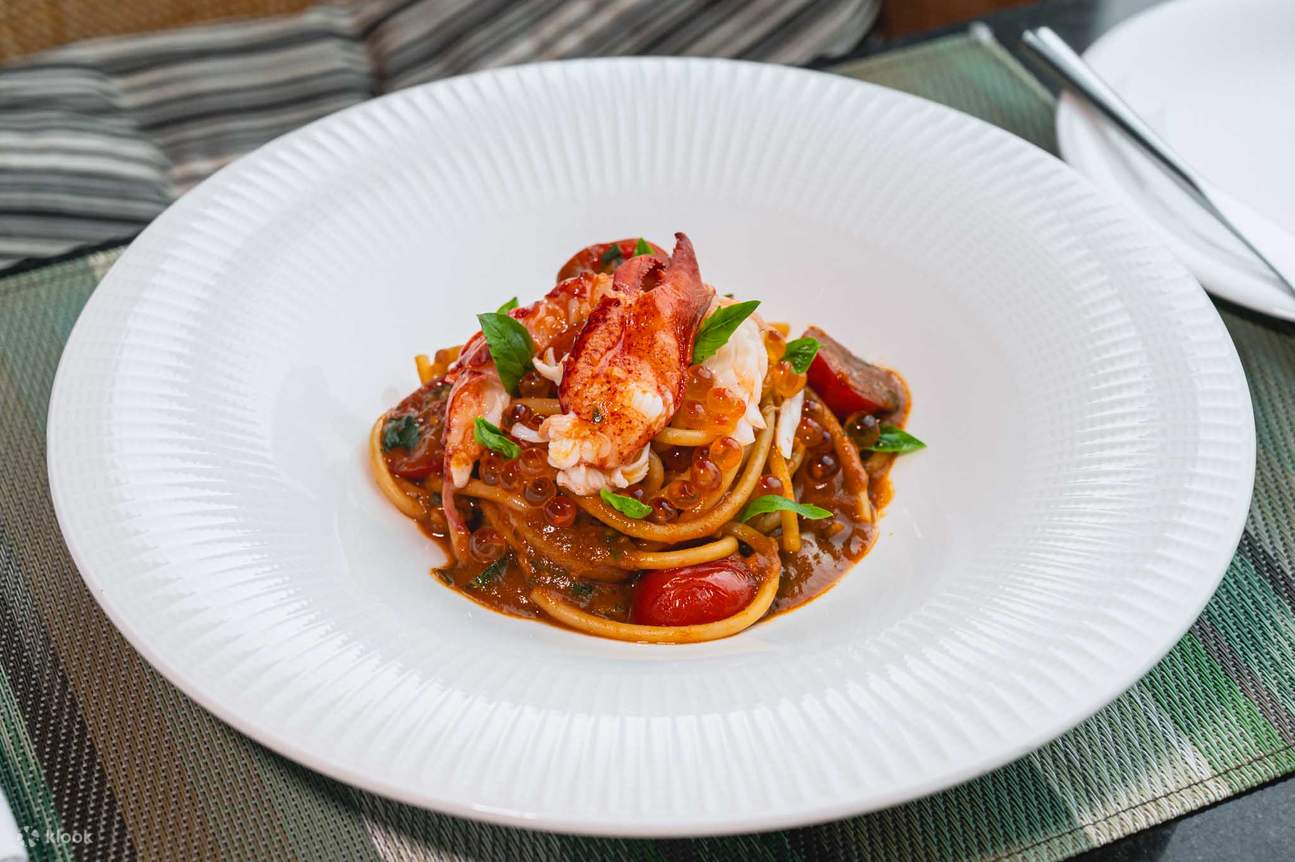 Ресторан и бар на крыше Up & Above в отеле The Okura Prestige Bangkok