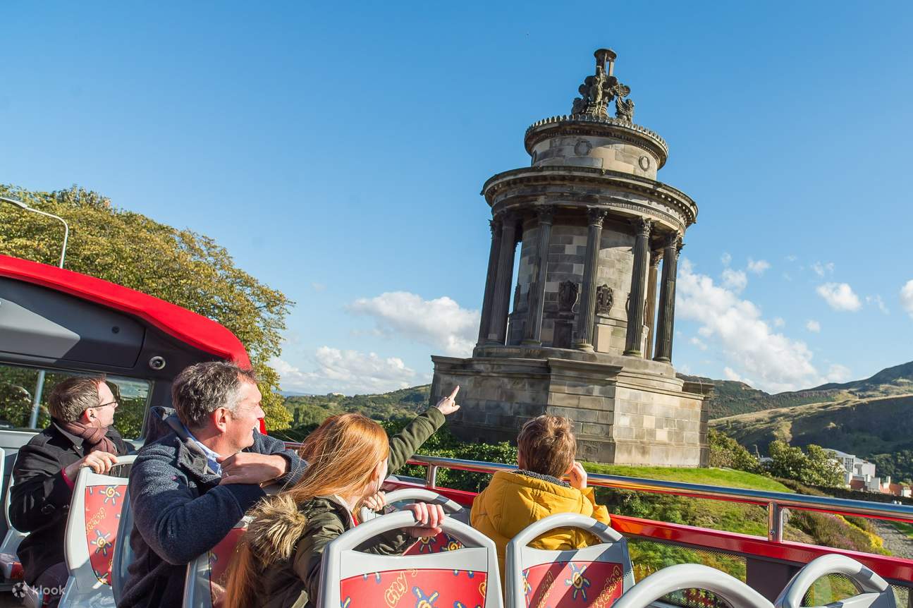 Explore different attractions with hop on hop off bus