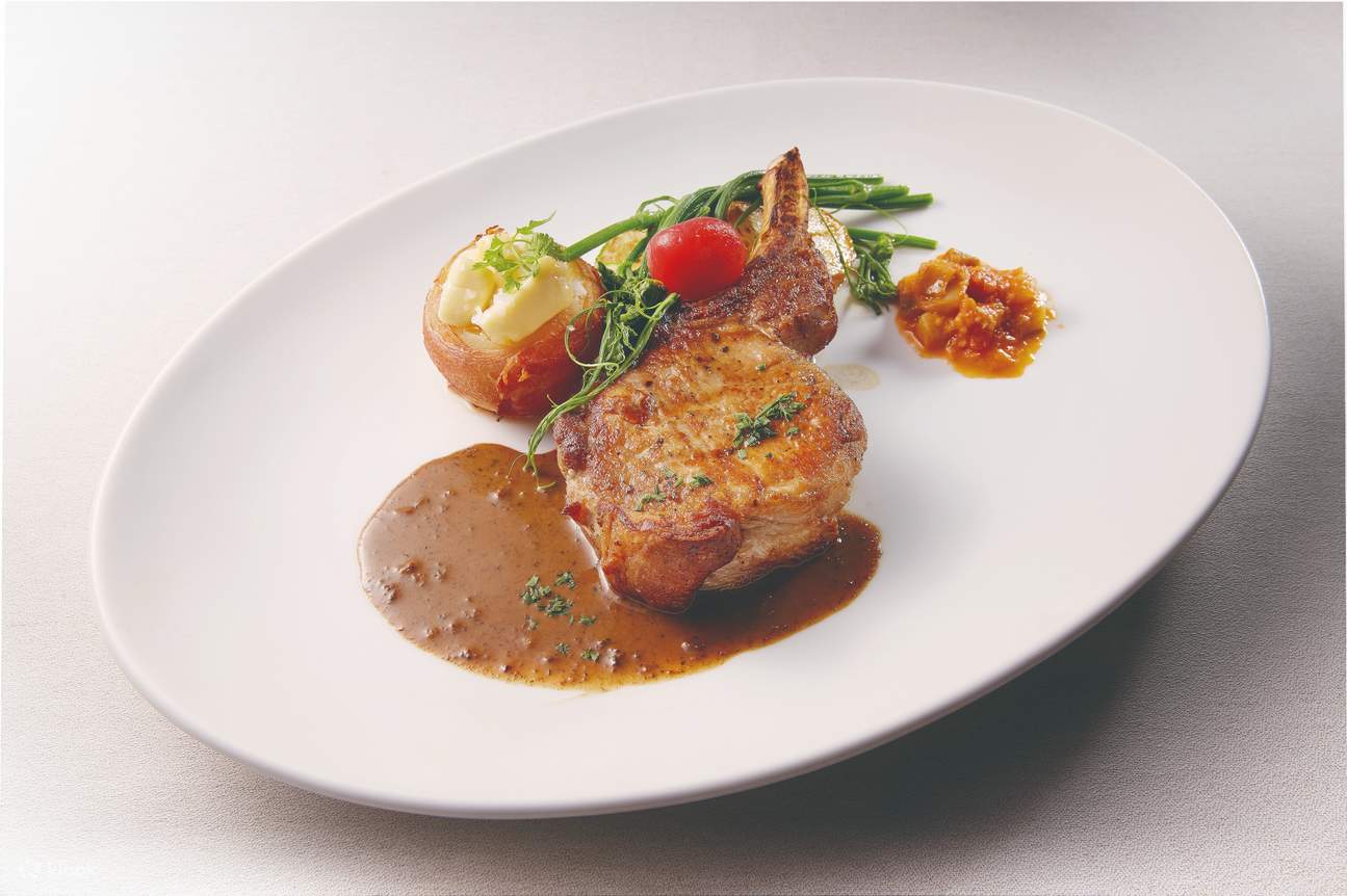 สเต็กหมูโทมาฮอว์กอบเตา