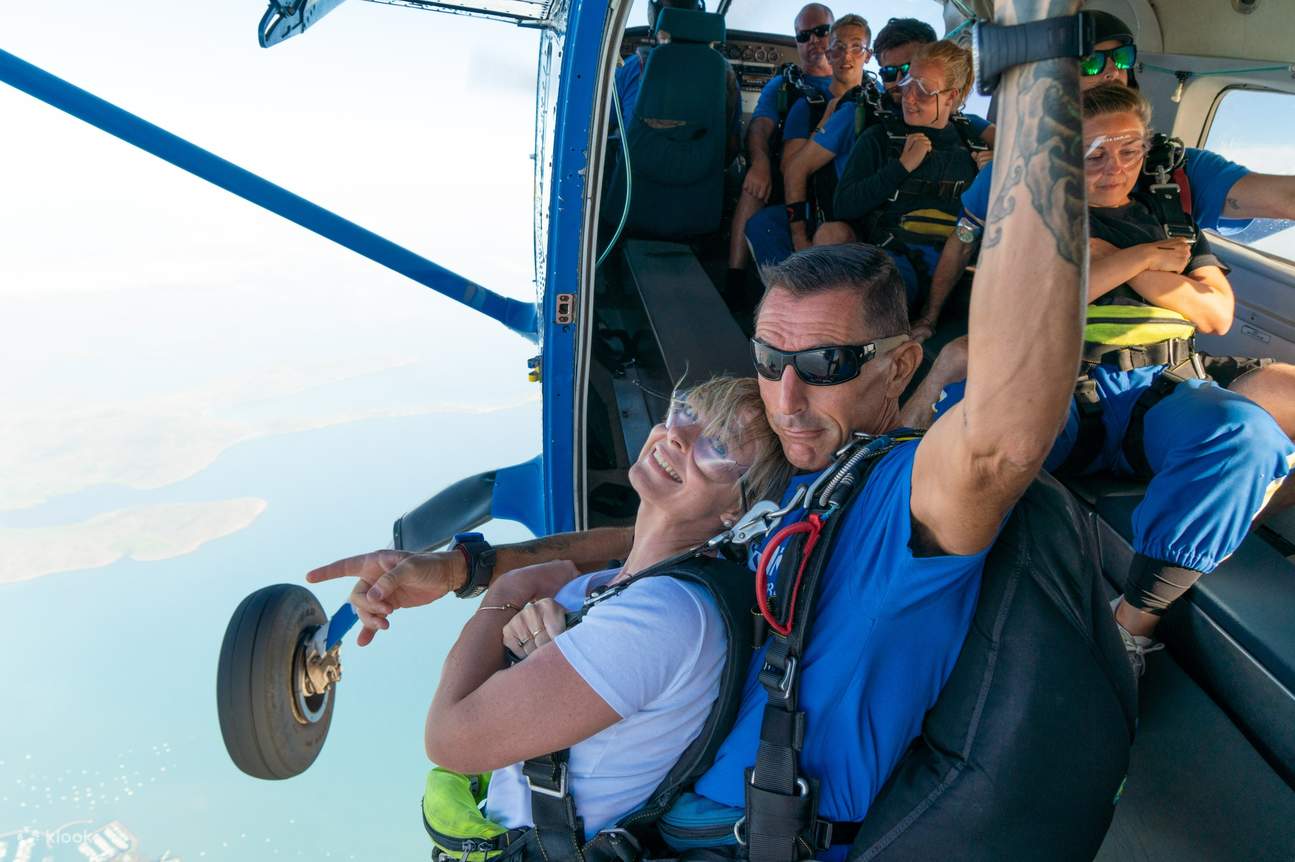 두려움을 함께 극복하며, 친구들이 에얼리 비치 상공에서 탠덤 스카이다이빙을 하고 평생 잊지 못할 추억을 만듭니다.