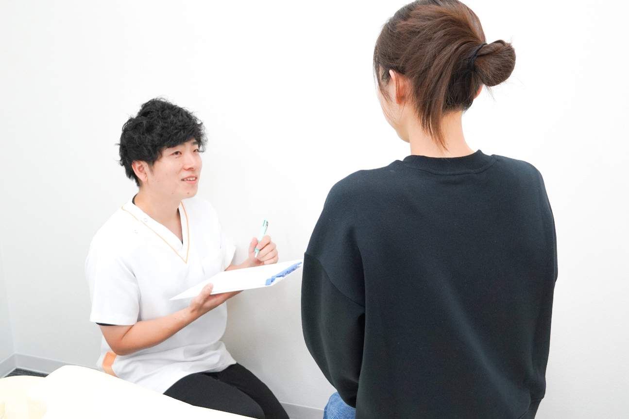 Der Direktor mit 15 Jahren Erfahrung bietet individuelle Akupunkturbehandlungen an, die auf den jeweiligen Zustand des Patienten abgestimmt sind, wodurch Muskelverspannungen effektiv gelöst, die Durchblutung verbessert und wiederkehrende Beschwerden grund