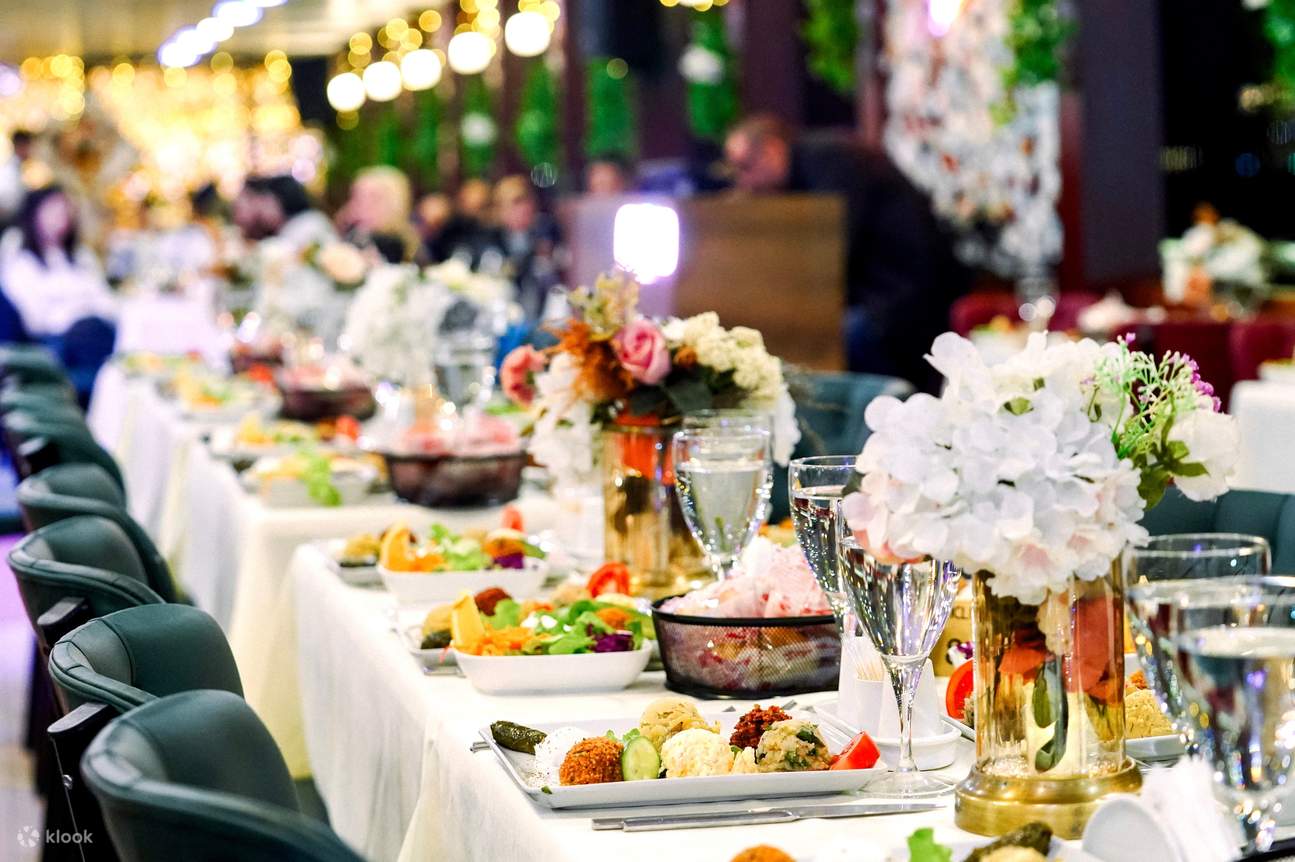 Насладитесь восхитительным ужином с аутентичной турецкой кухней и местными деликатесами.