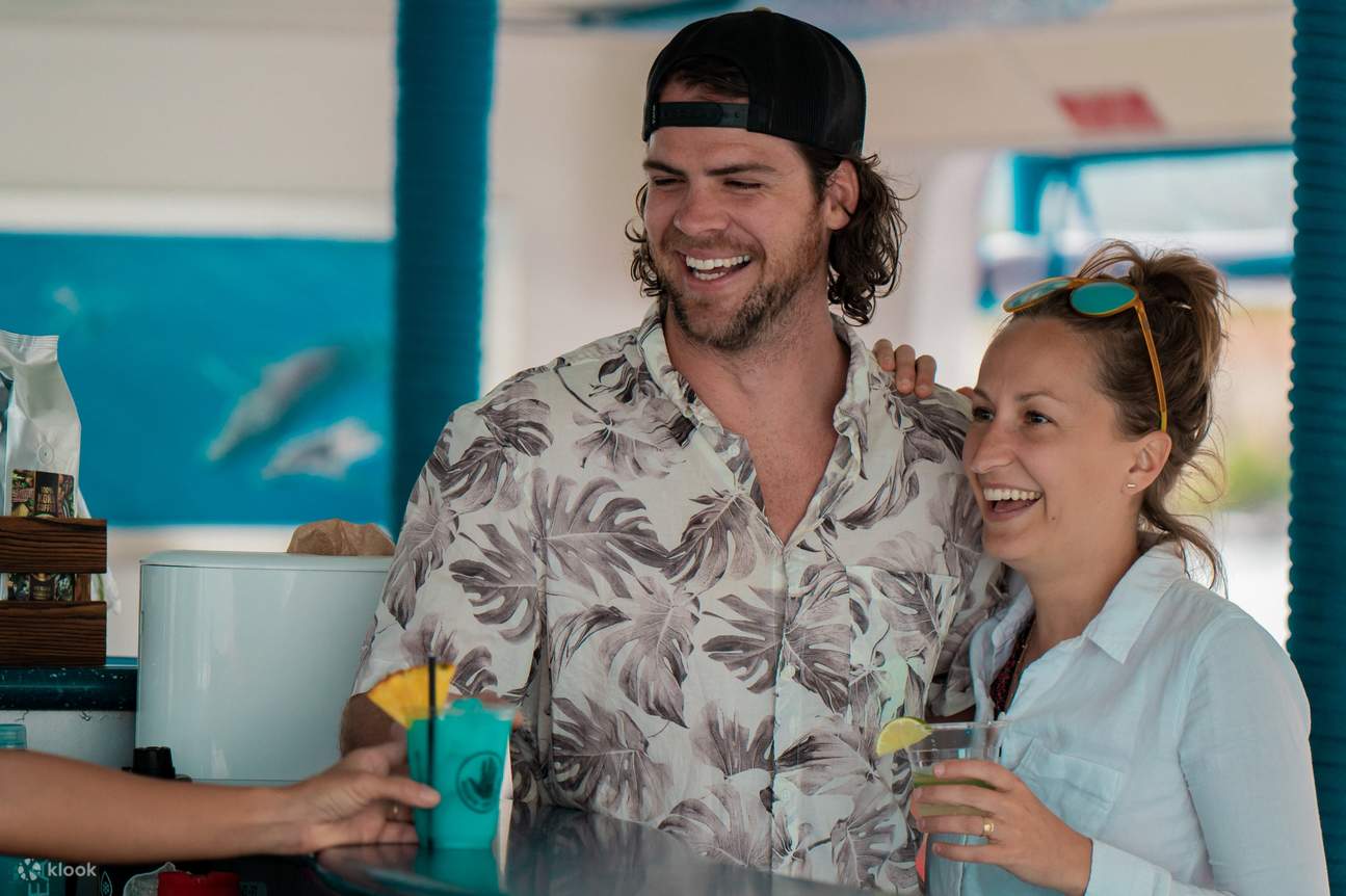 Orang ramai memegang minuman