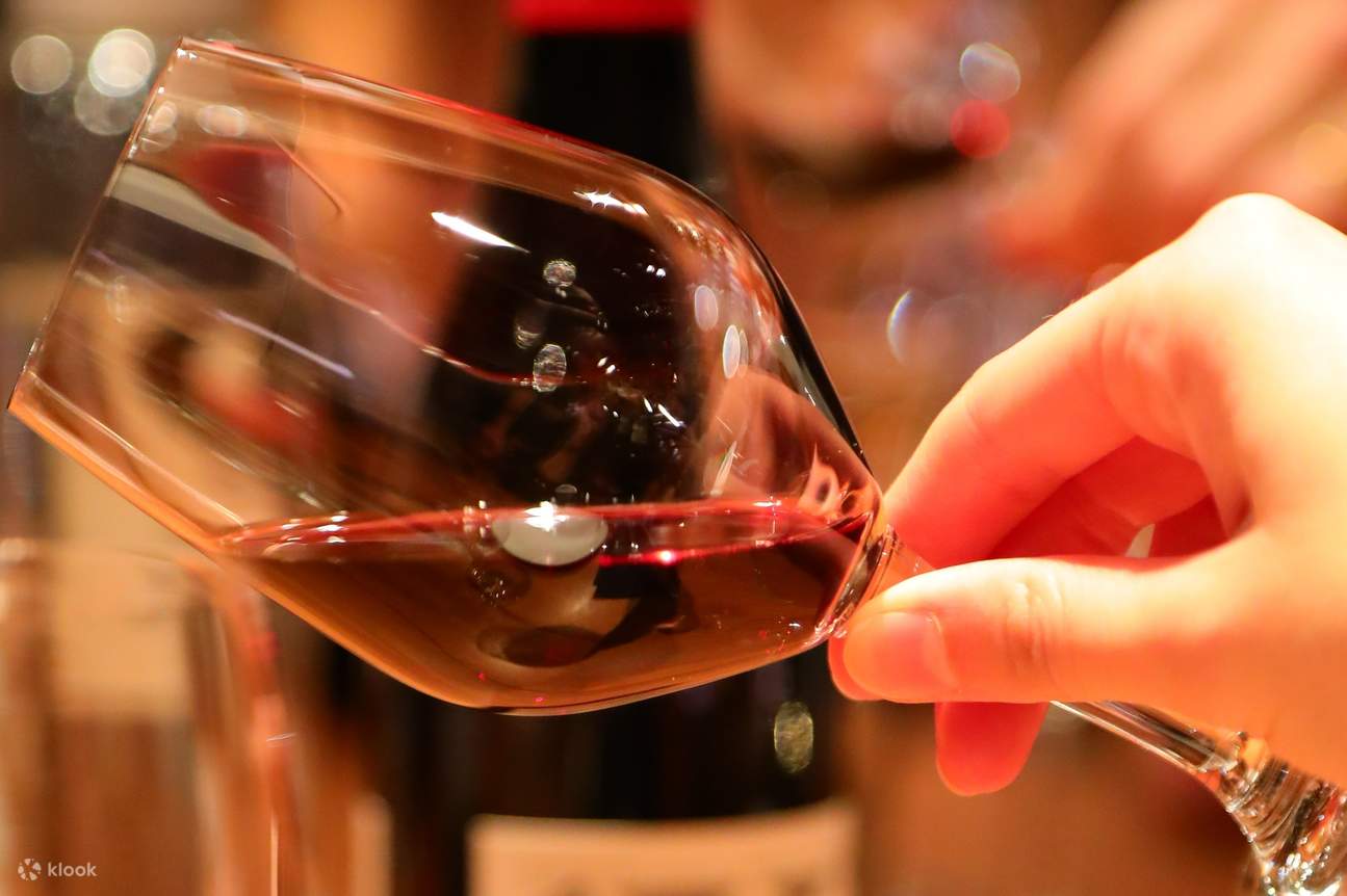 Vin tourbillonnant dans un verre