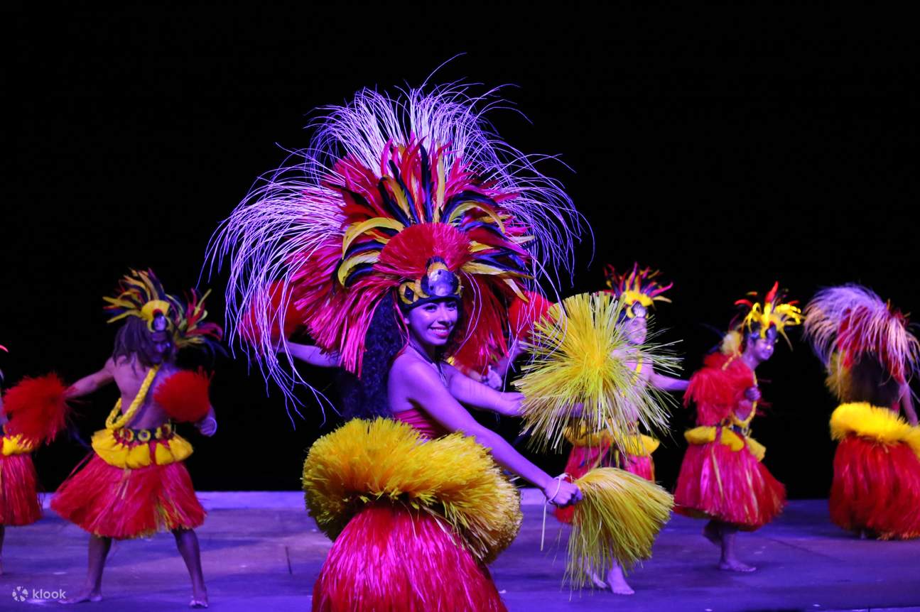 màn trình diễn khiêu vũ của các vũ công địa phương