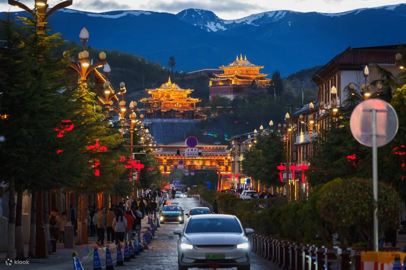 Kota Tua Dukezong, yang dalam bahasa Tibet berarti Kota Cahaya Bulan atau Kastil di Atas Batu, memiliki sejarah lebih dari 1300 tahun. Ini adalah kota penting di Jalur Teh dan Kuda Kuno Yunnan-Tibet, kota tua pemukiman Tibet yang paling lengkap di Tiongko