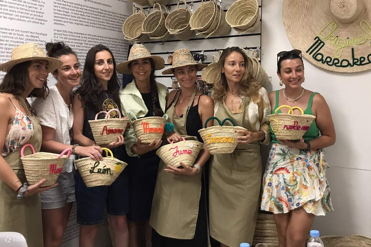 Feiern Sie die Kreativität in Marrakesch – ein unterhaltsamer und praktischer marokkanischer Korbstickerei-Workshop, perfekt für Freunde und Gruppenaktivitäten.