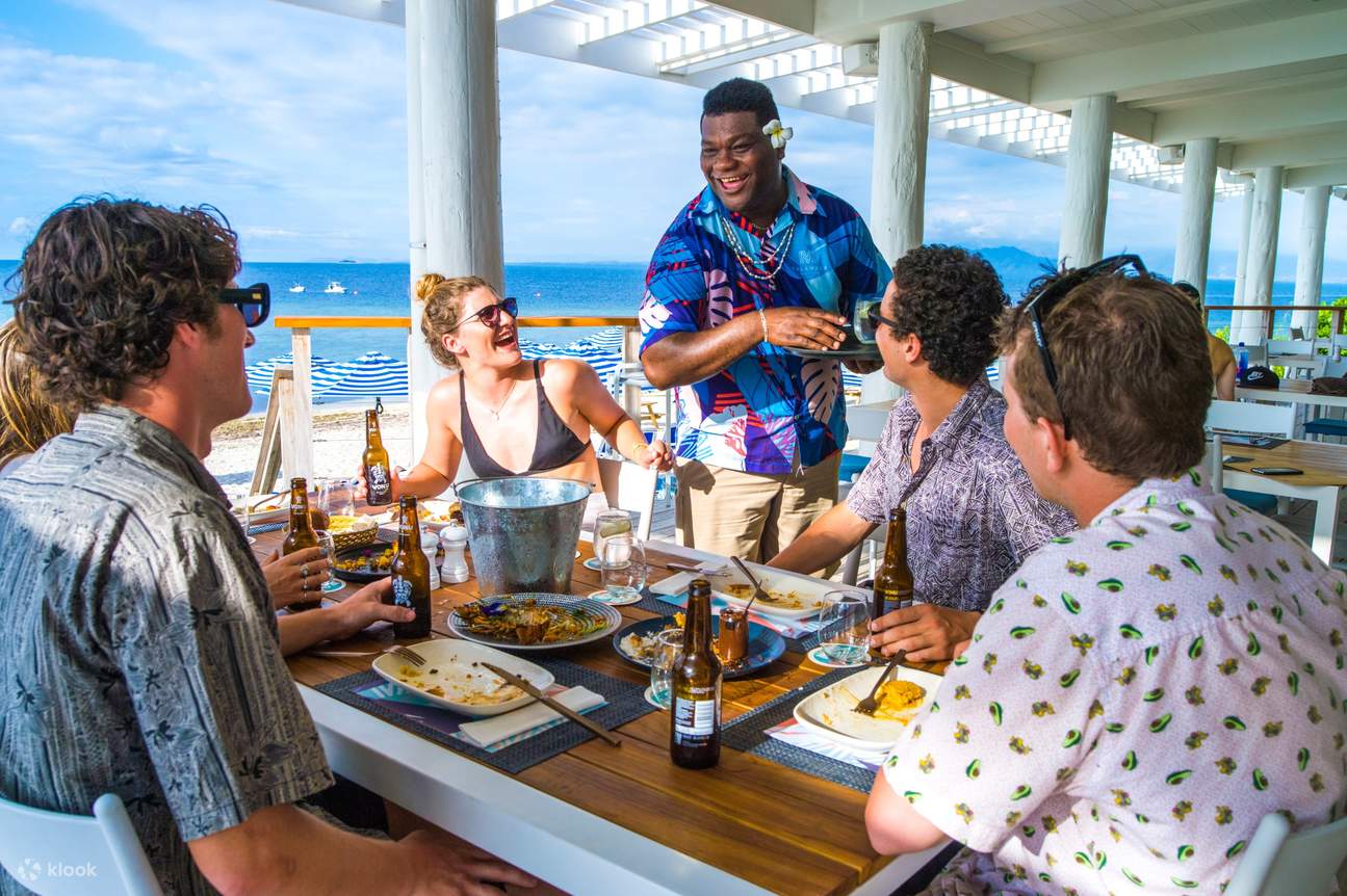 un gruppo di amici che si godono del cibo in spiaggia