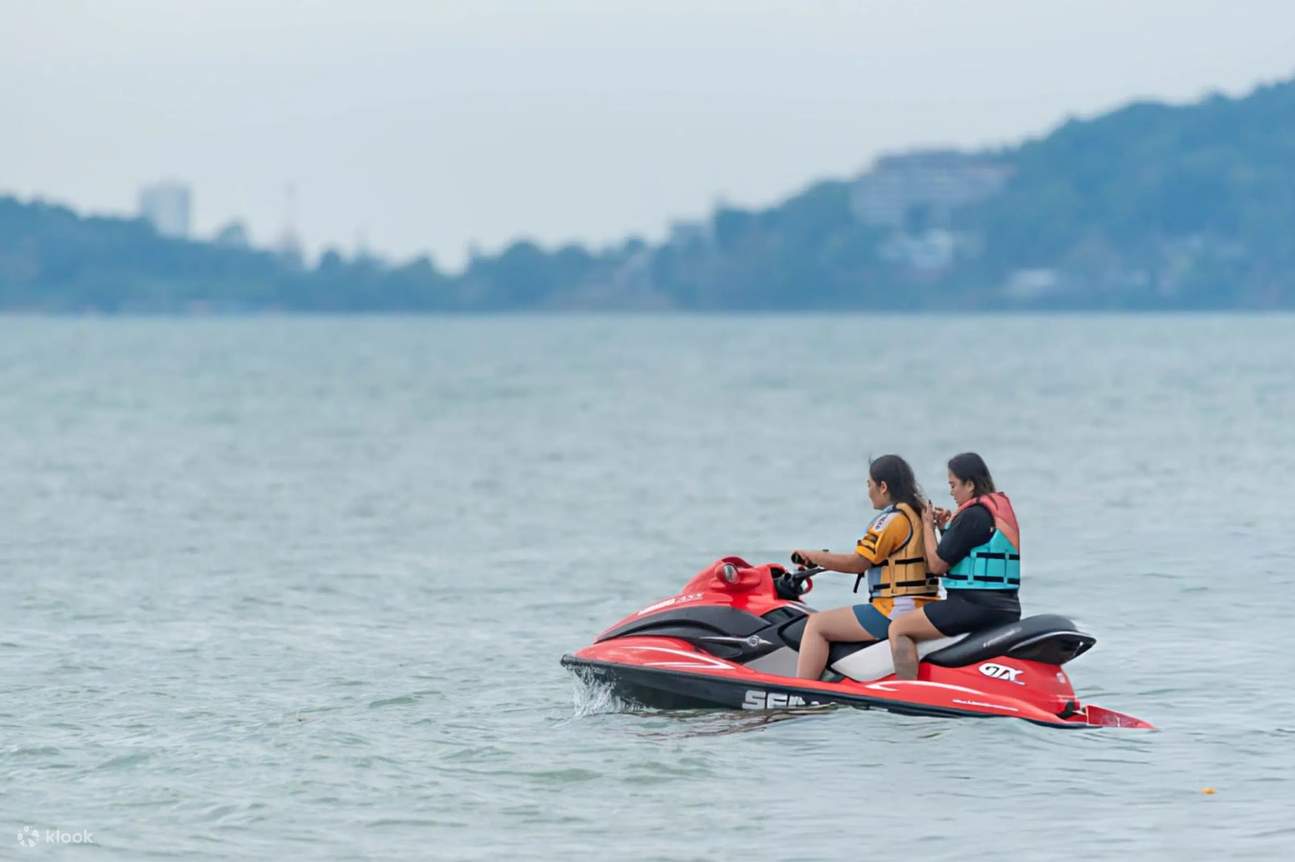 朱胡海灘：水上運動組合