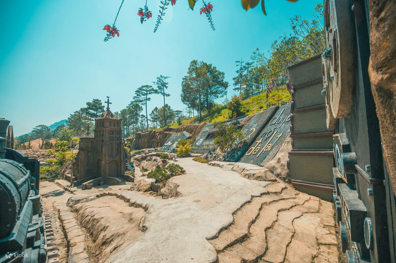 Tunnel de sculptures en argile à Da Lat