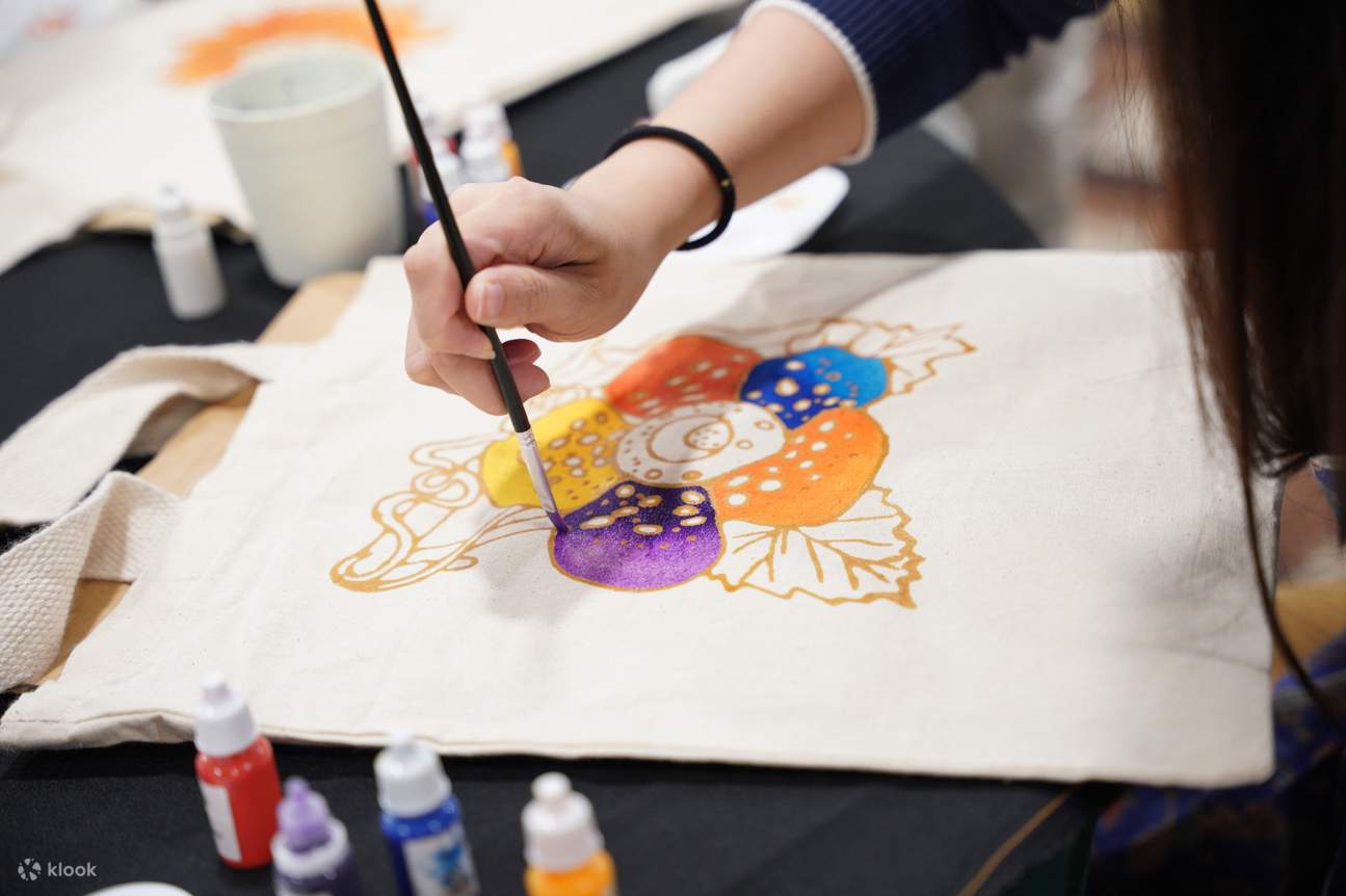 在工作坊中，向經驗豐富的專業人士學習蠟染製作背後的哲學與藝術