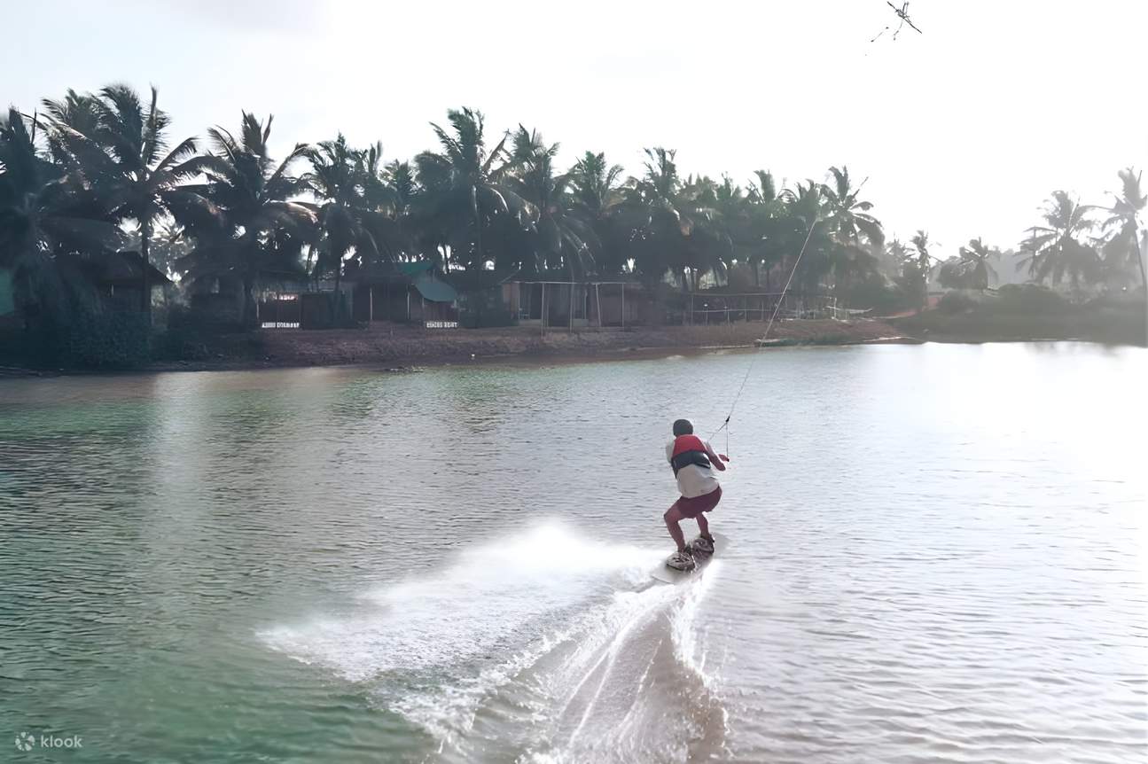 アランボール：ゴアでのウェイクボード体験