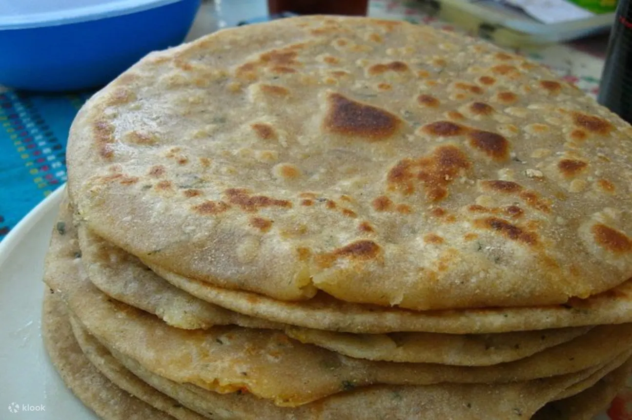 Paratha 叠放在盘子上
