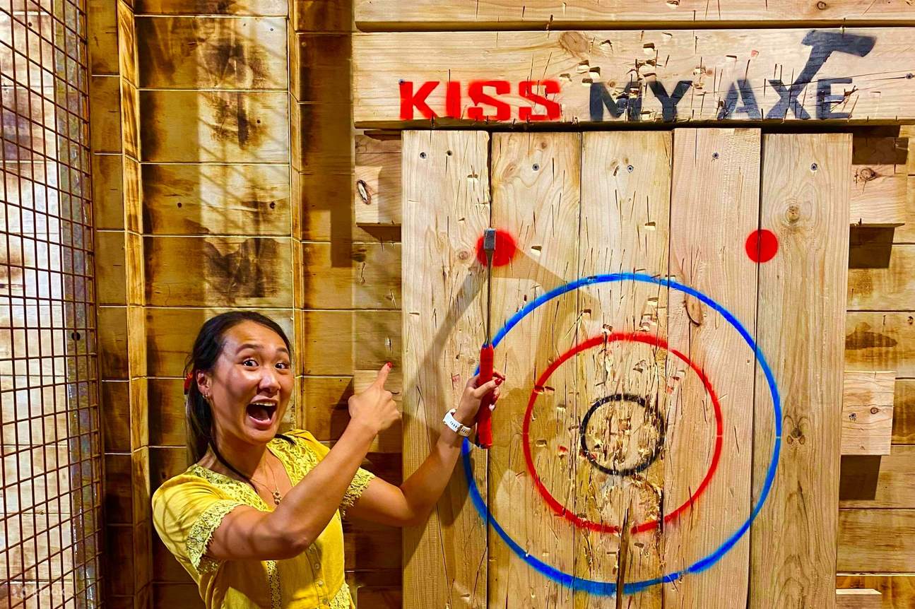 斧を持った女性