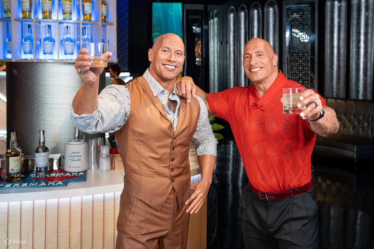 Dwayne Johnson tạo dáng cùng với chính mình