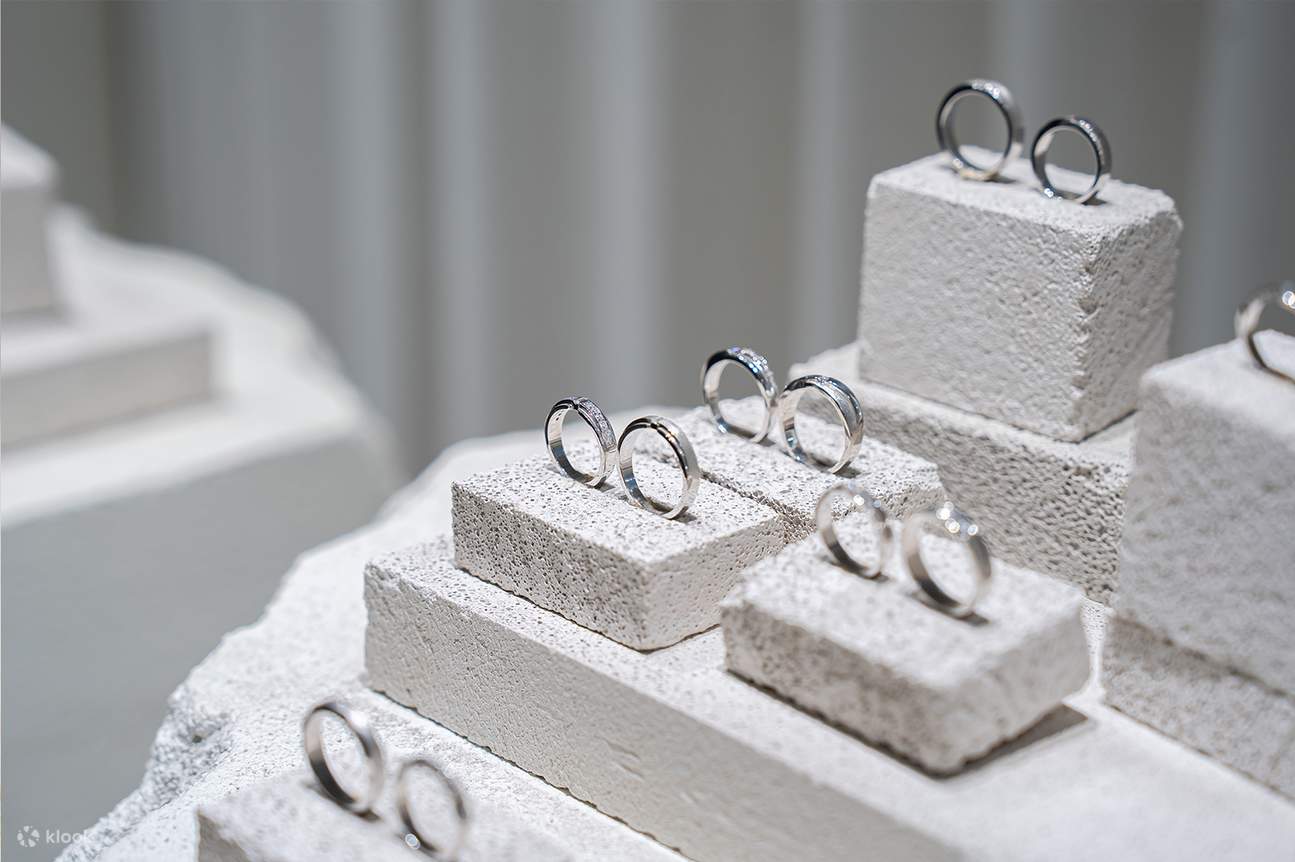 Display of couple rings