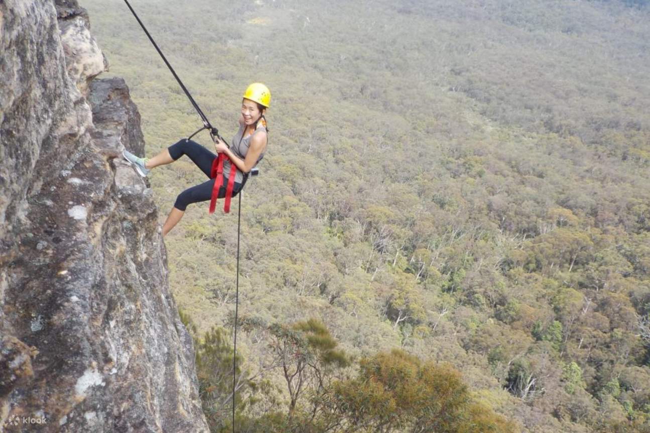 Donna che pratica la discesa in corda doppia nelle Blue Mountains in Australia