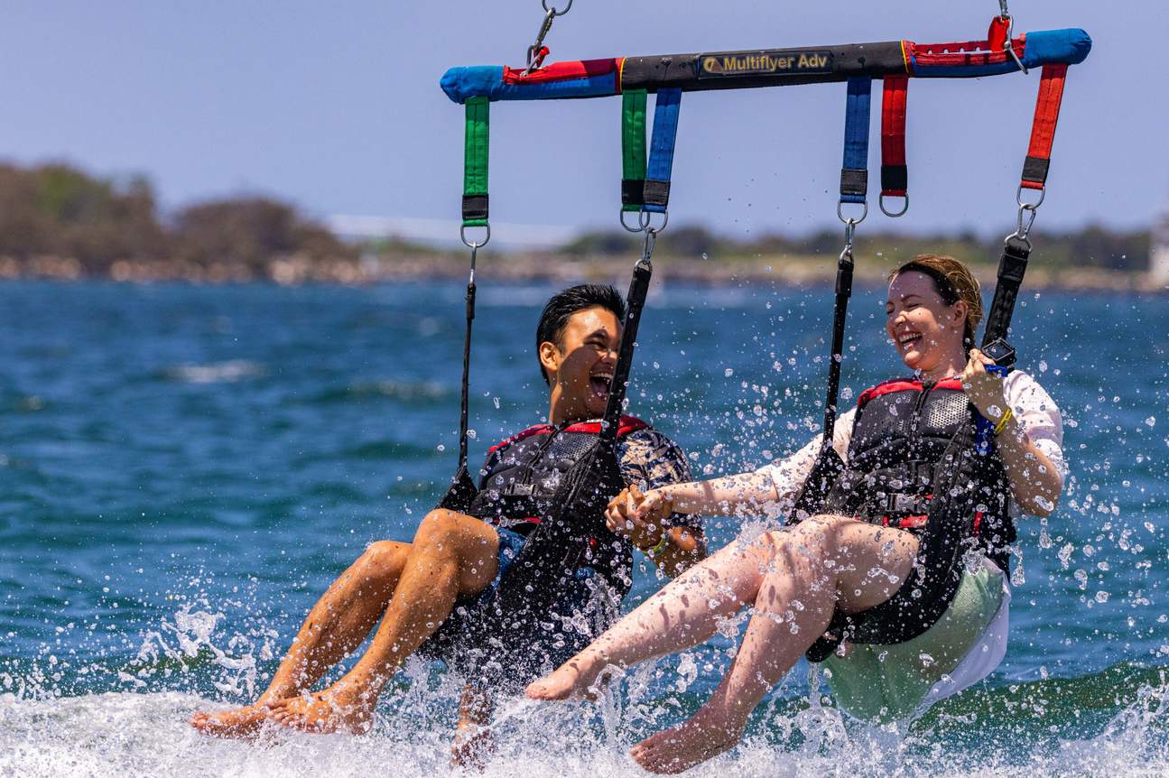 パラセーリングでゴールドコーストの美しい海の上を優雅に浮かびながら、息を呑むような景色を撮影しましょう。