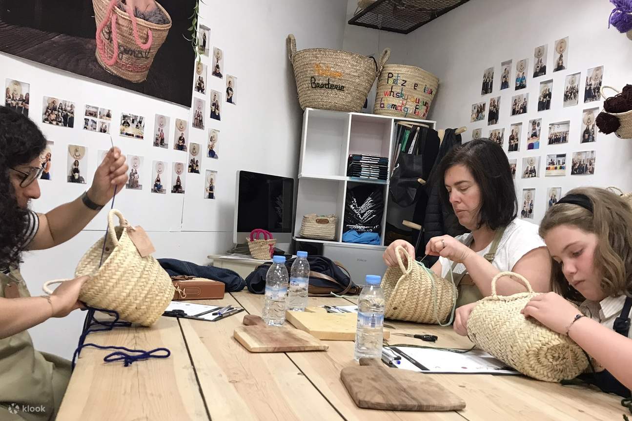 Erlernen Sie die Kunst der marokkanischen Korbflechterei in einem authentischen Workshop und erstellen Sie Ihr eigenes, persönliches Souvenir in Marrakesch.
