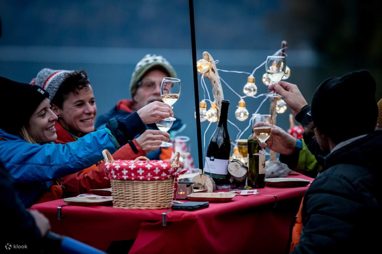 Accogliente cena a base di raclette in rafting sul lago di Brienz da ...