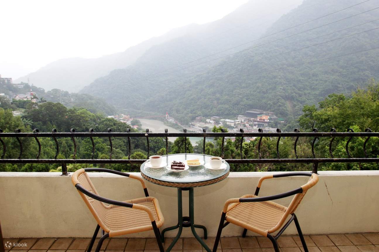 Balcón de la habitación con vistas panorámicas en el Urai Spring Resort