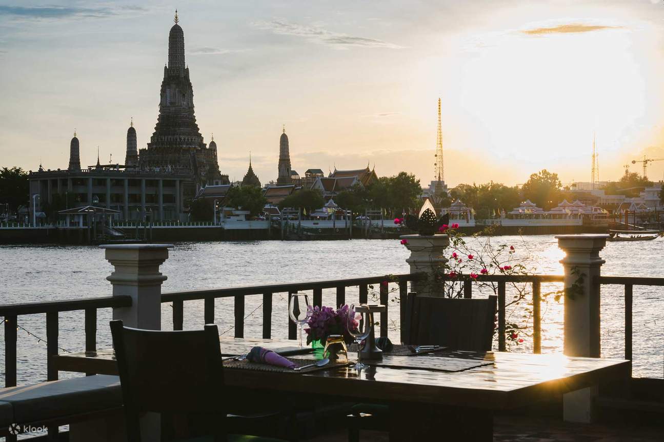 チャクラボンセ・ヴィラズ・リバーサイド・タイ・ダイニング