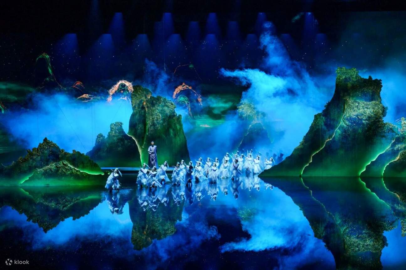 Thể hiện sự tích lũy hàng nghìn năm của núi sông Vũ Di trong sự luân chuyển của ánh sáng và bóng tối, tựa như một bức tranh phong cảnh động.