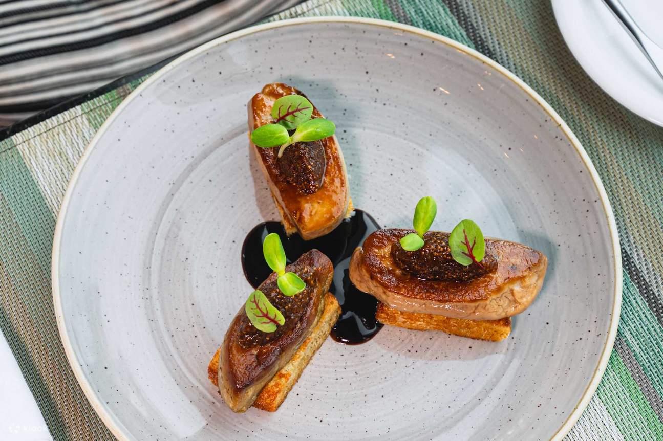 Ресторан и бар на крыше Up & Above в отеле The Okura Prestige Bangkok