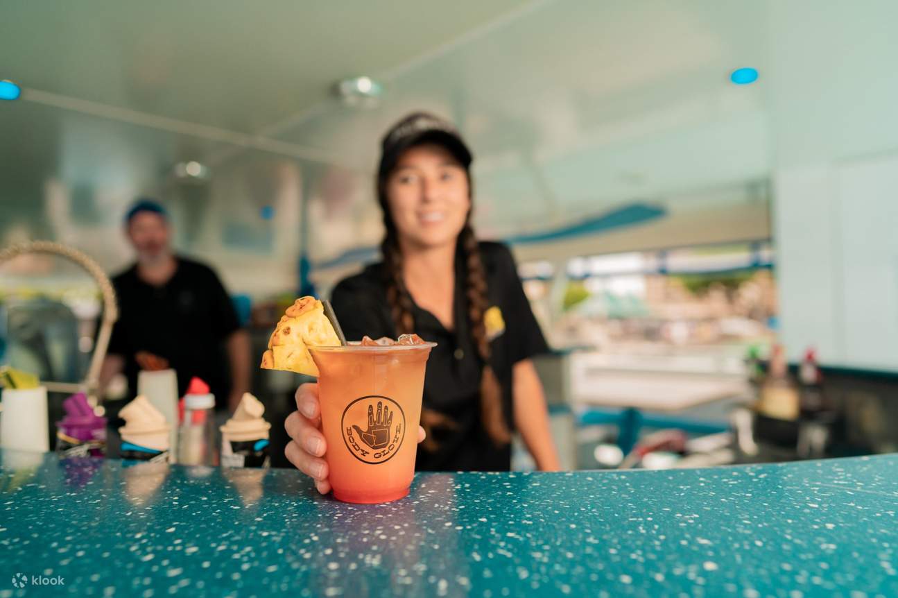 飲み物を提供する人