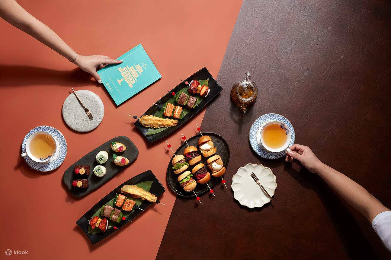 Opus Bar and Grill 的串烧和迷你汉堡组合以丰盛的风味重新诠释了传统下午茶，供应时间为周一至周五（中午 12 点至下午 5 点）以及周六和周日（下午 3 点至下午 5 点）