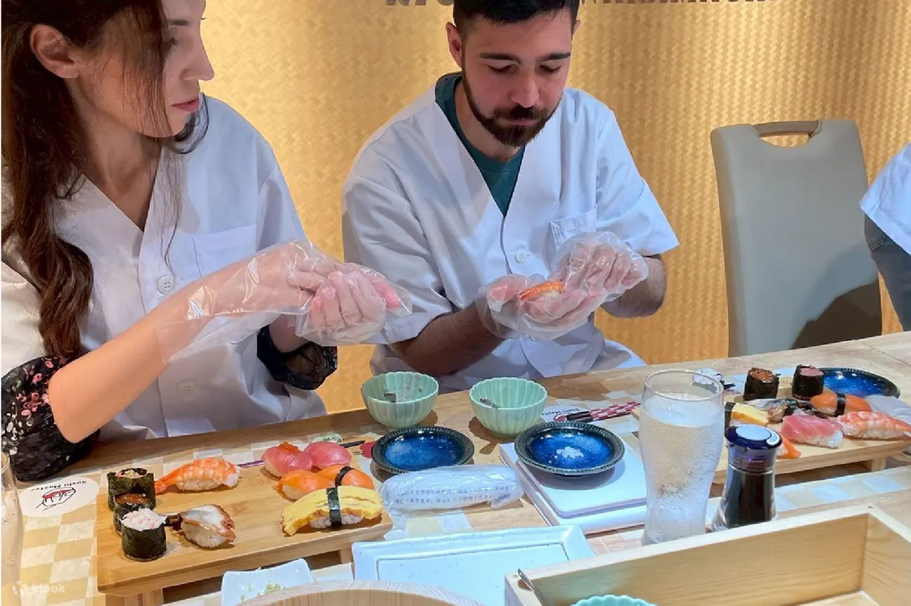 自制寿司并享用螃蟹自助晚餐