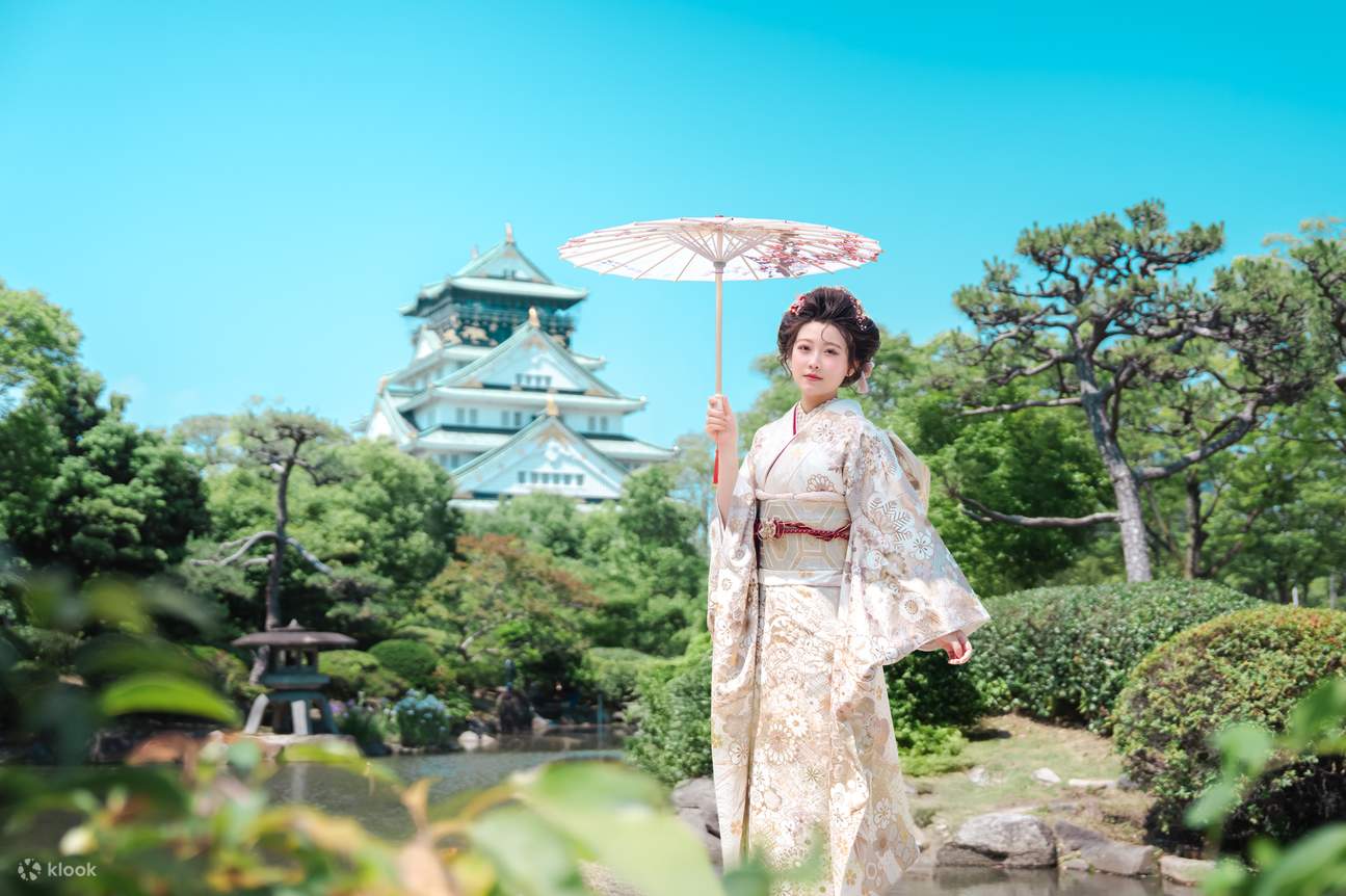 Che ne dice di una foto ricordo con il Castello di Osaka, simbolo della città, sullo sfondo?