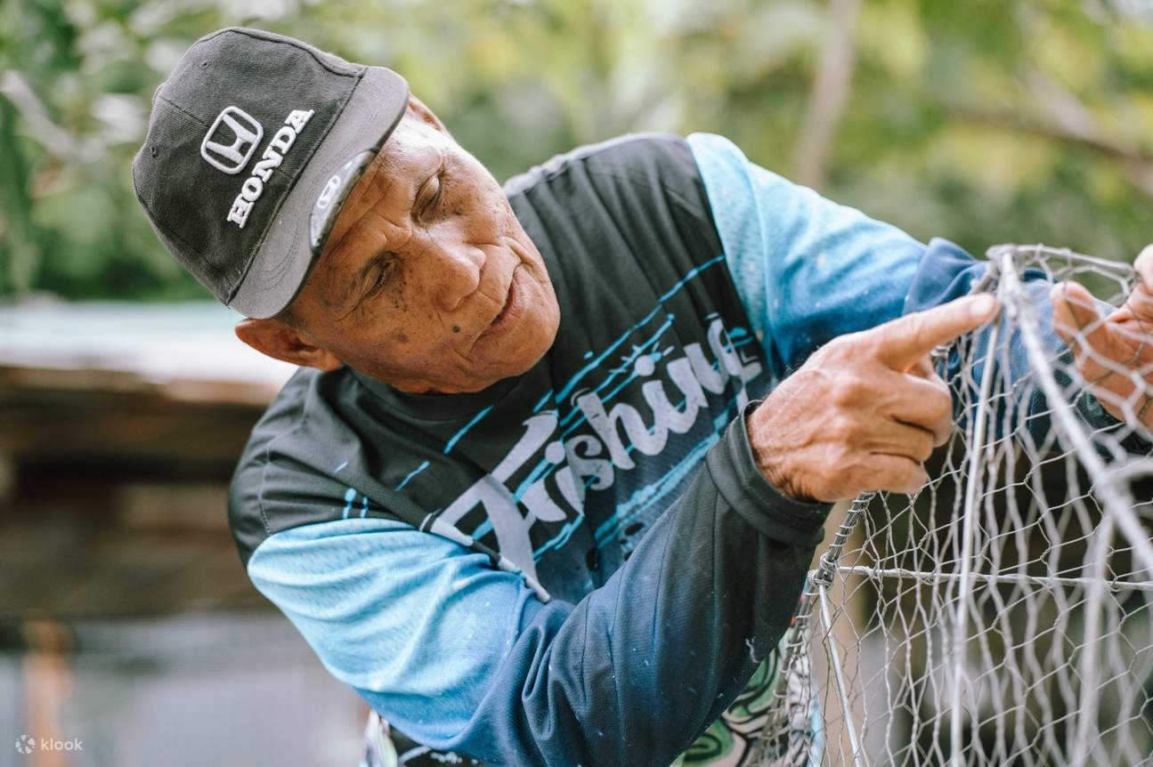 来自实龙岗岛的前岛民Cik Am，将为您讲解捕鱼笼的编织技巧