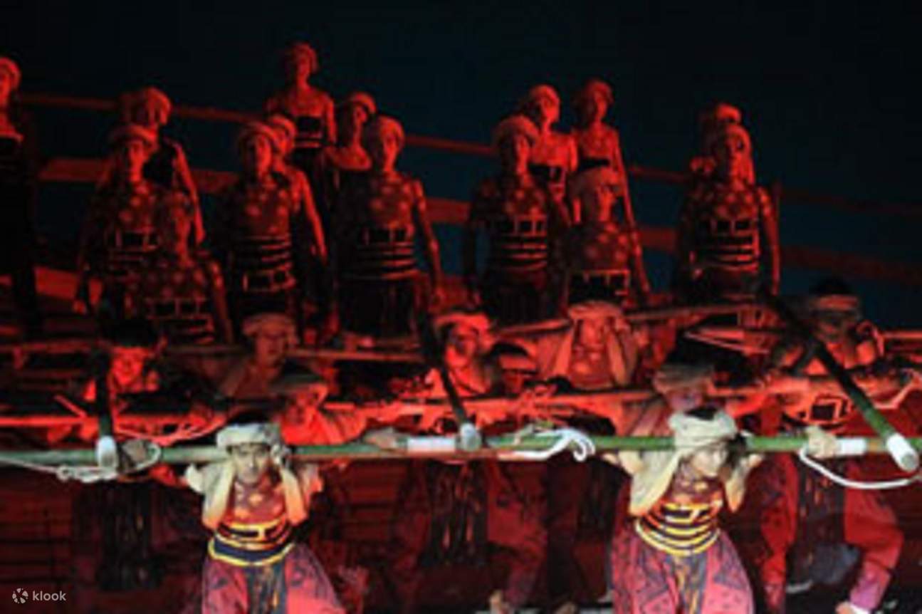 Perahu Bapa – Selepas tamadun perindustrian, bot bermotor menggantikan penarik tali secara manual. Walaupun pemandangan kerja keras ini telah hilang, semangat dan warisan yang ditinggalkan oleh generasi terdahulu tidak seharusnya lenyap. Menghormati nenek