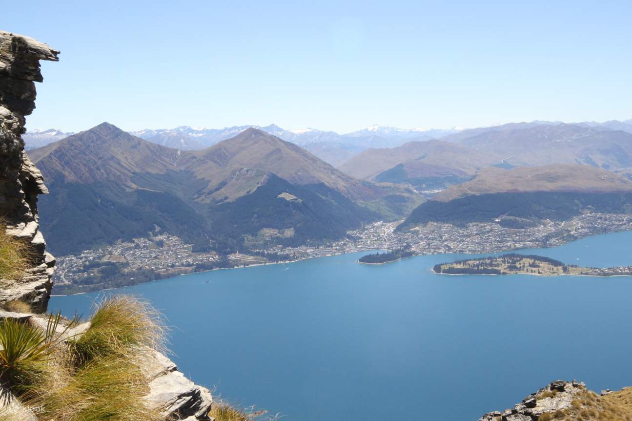 Tranquil ocean and mountain in Wakatipu Lake 