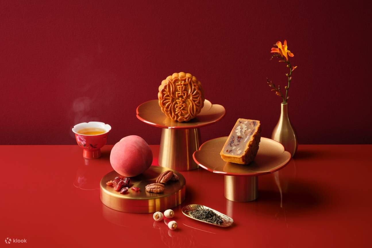 秋意呢喃，味蕾交响！探索我们迷人的蜜桃茉莉花茶月饼，酸甜蔓越莓与浓郁核桃的完美结合，为您带来清新优雅的味觉飨宴。