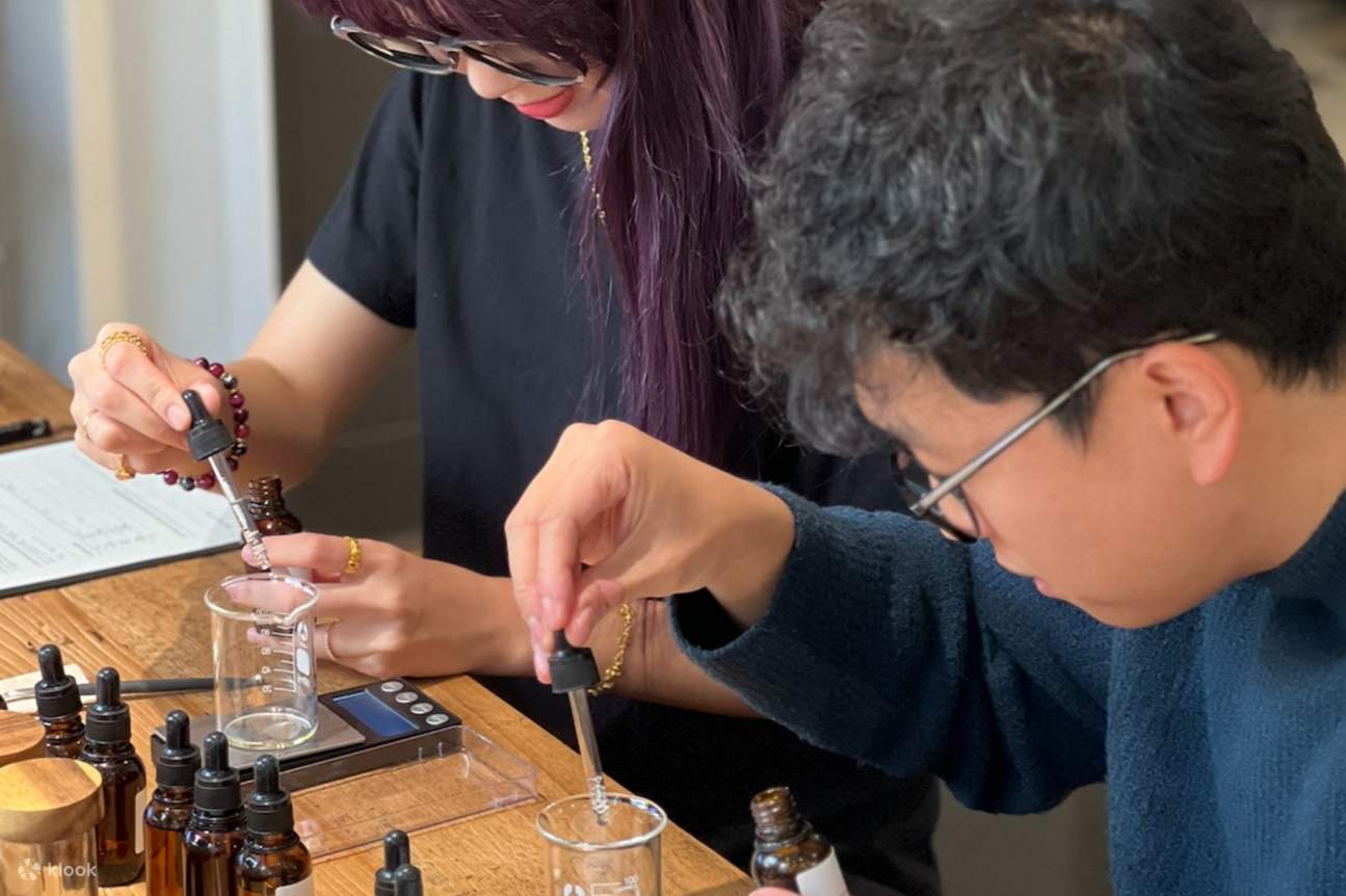 Miscela i tuoi oli essenziali