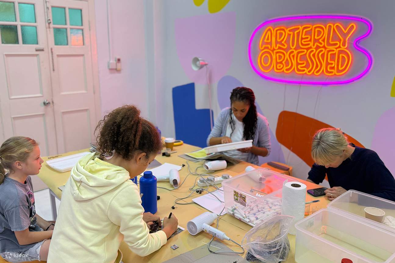 Ekspresikan kreativitas Anda di studio kami yang nyaman, terletak di Pearl's Hill Terrace yang bersejarah