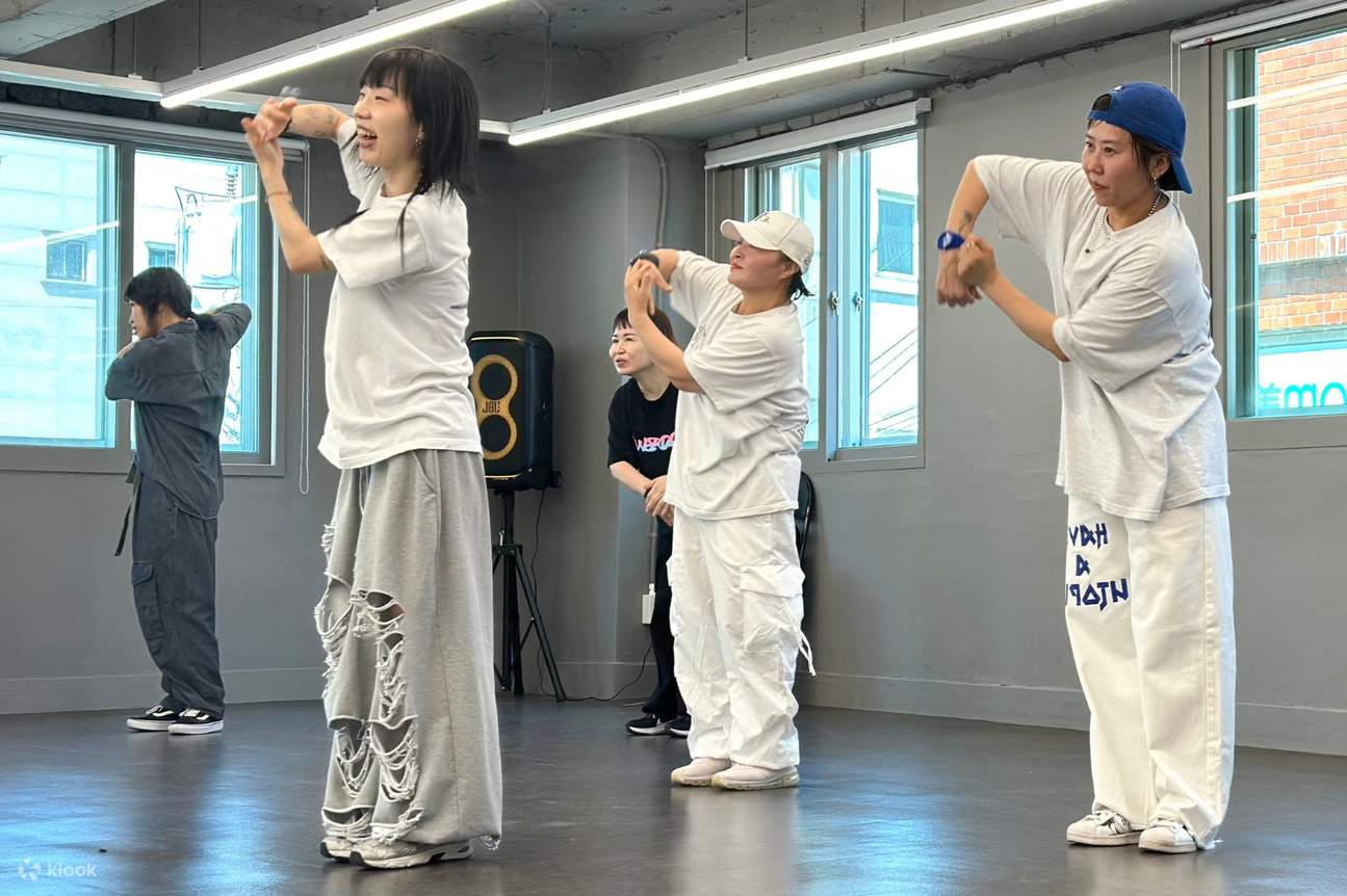 韓国人プロのダンス講師から、K-POPの振り付けのハイライト部分を学びましょう。