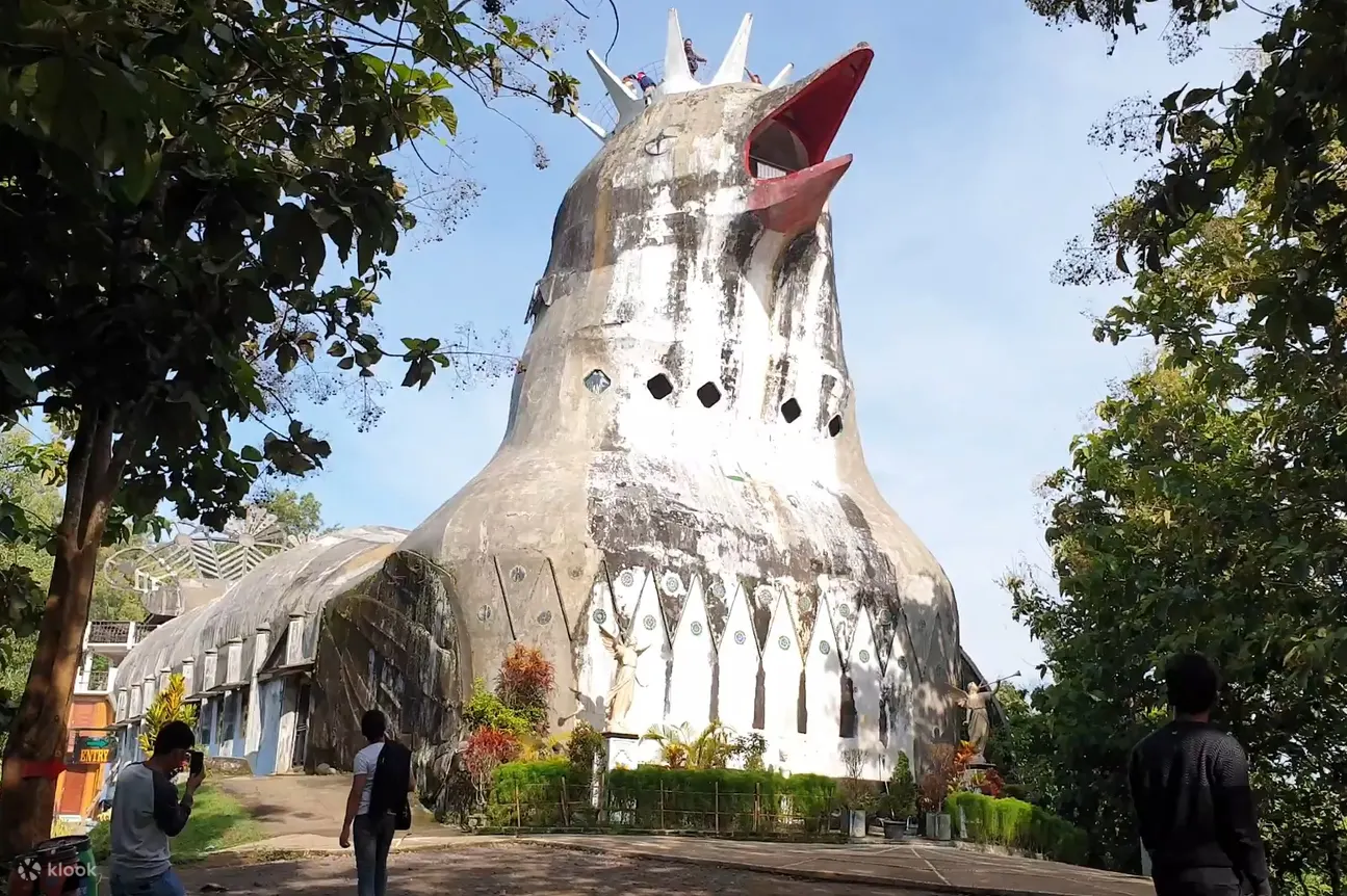 从下面看 Gereja Ayam